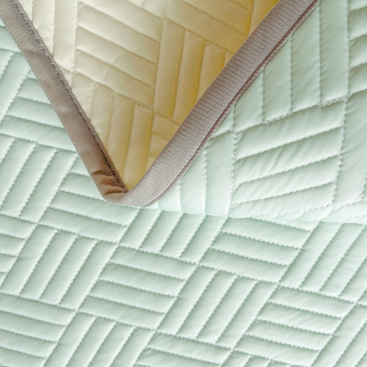 91家纺网 家纺一手货源 找家纺 丹本家纺 2026新款凉感夏被空调被凉席空调席冰丝席纯色床裙乳胶席三件套四件套菱形格 菱形格平铺款-青色