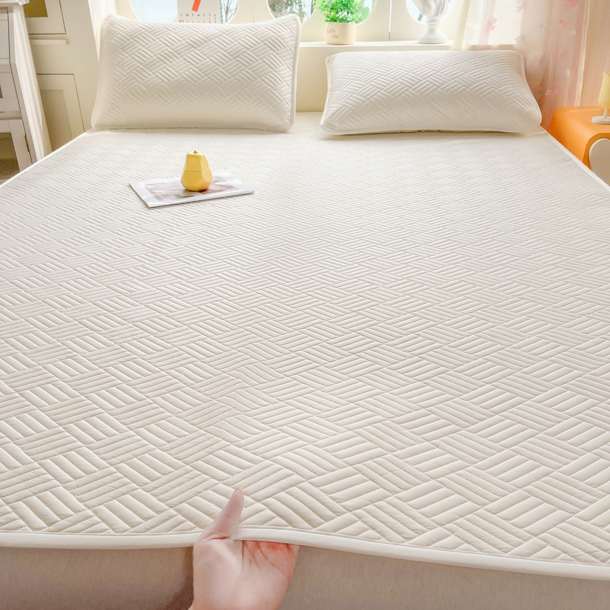 91家纺网 家纺一手货源 找家纺 丹本家纺 2026新款凉感夏被空调被凉席空调席冰丝席纯色床裙乳胶席三件套四件套菱形格 菱形格平铺款-米白