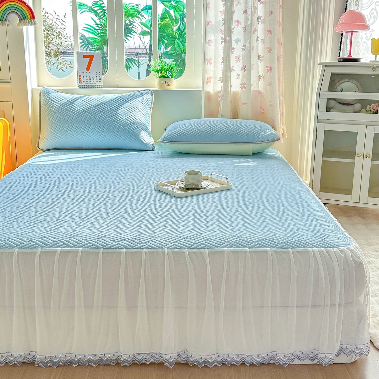 91家纺网 家纺一手货源 找家纺 丹本家纺 2026新款凉感夏被空调被凉席空调席冰丝席纯色床裙乳胶席三件套四件套菱形格 菱形格床裙款-天蓝