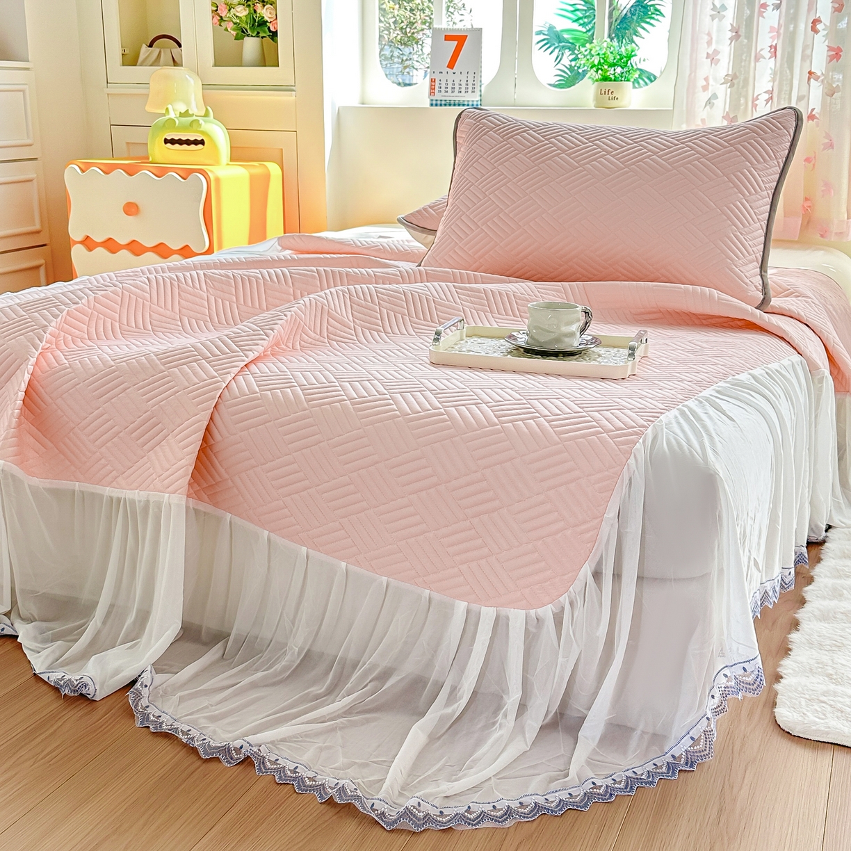 91家纺网 家纺一手货源 找家纺 丹本家纺 2026新款凉感夏被空调被凉席空调席冰丝席纯色床裙乳胶席三件套四件套菱形格 菱形格床裙款-粉色