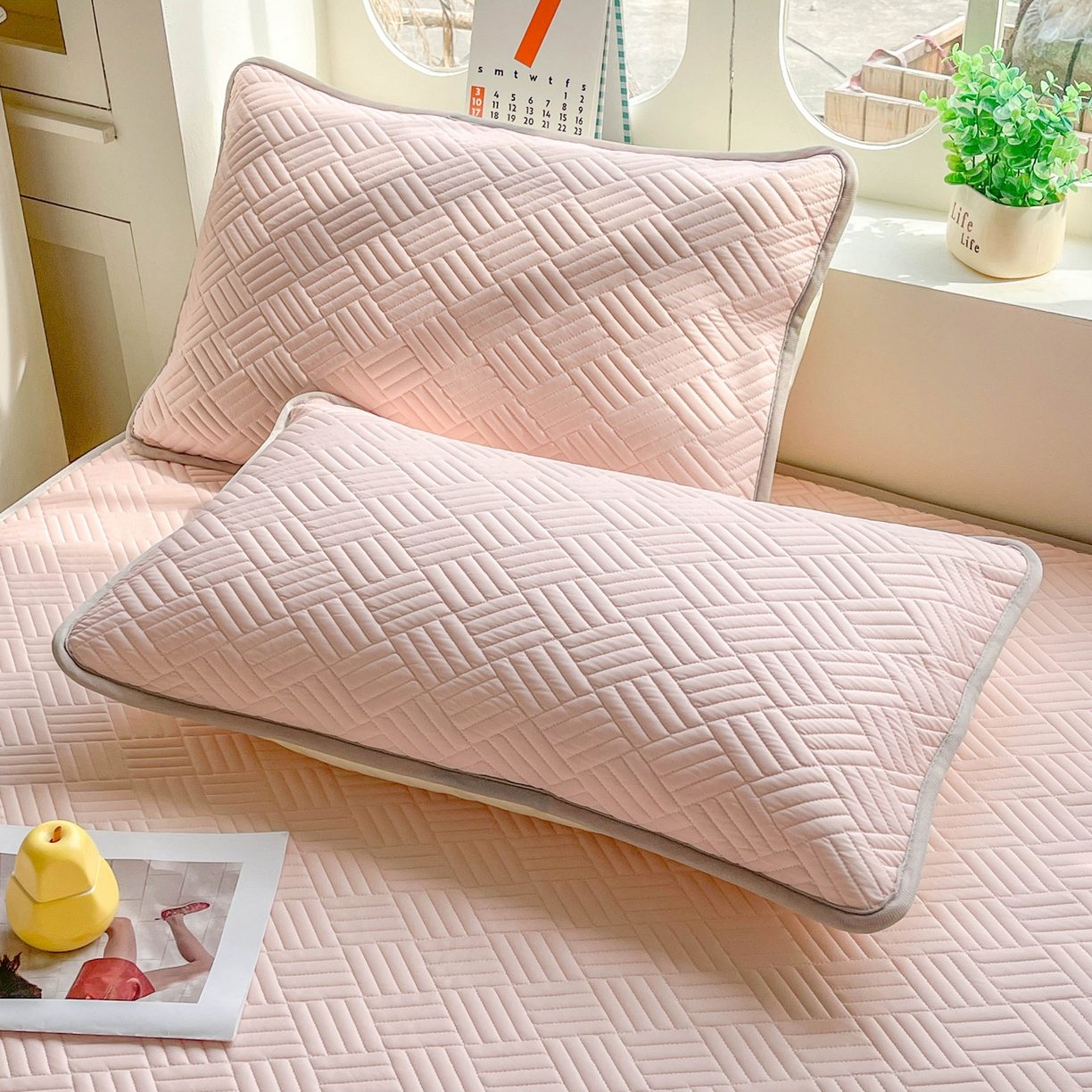 91家纺网 家纺一手货源 找家纺 丹本家纺 2026新款凉感夏被空调被凉席空调席冰丝席纯色床裙乳胶席三件套四件套菱形格 菱形格平铺款粉色