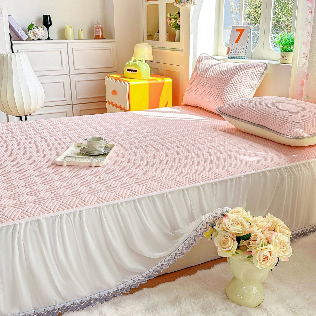 91家纺网 家纺一手货源 找家纺 丹本家纺 2026新款凉感夏被空调被凉席空调席冰丝席纯色床裙乳胶席三件套四件套菱形格 菱形格床裙款-粉色