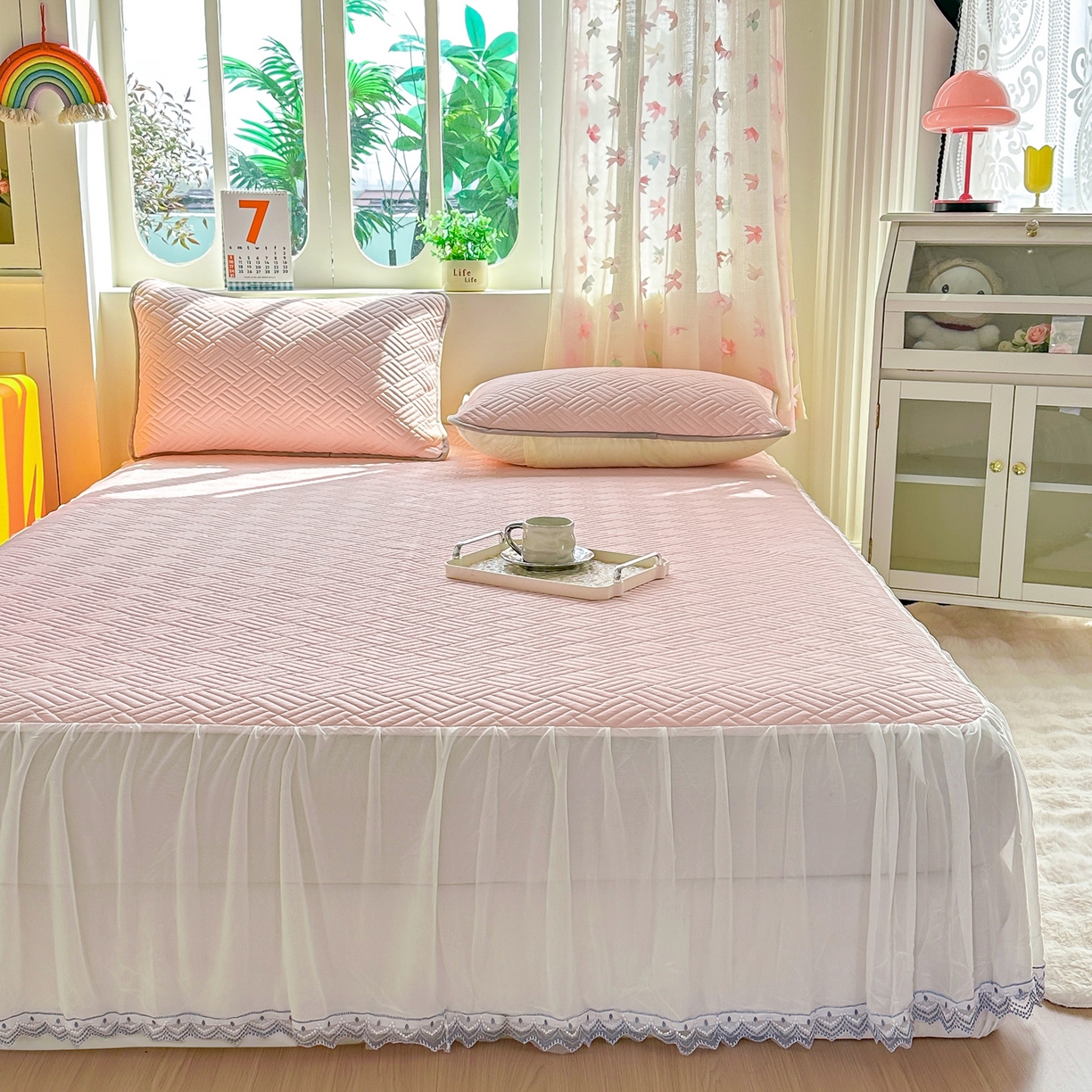 91家纺网 家纺一手货源 找家纺 丹本家纺 2026新款凉感夏被空调被凉席空调席冰丝席纯色床裙乳胶席三件套四件套菱形格 菱形格床裙款-粉色