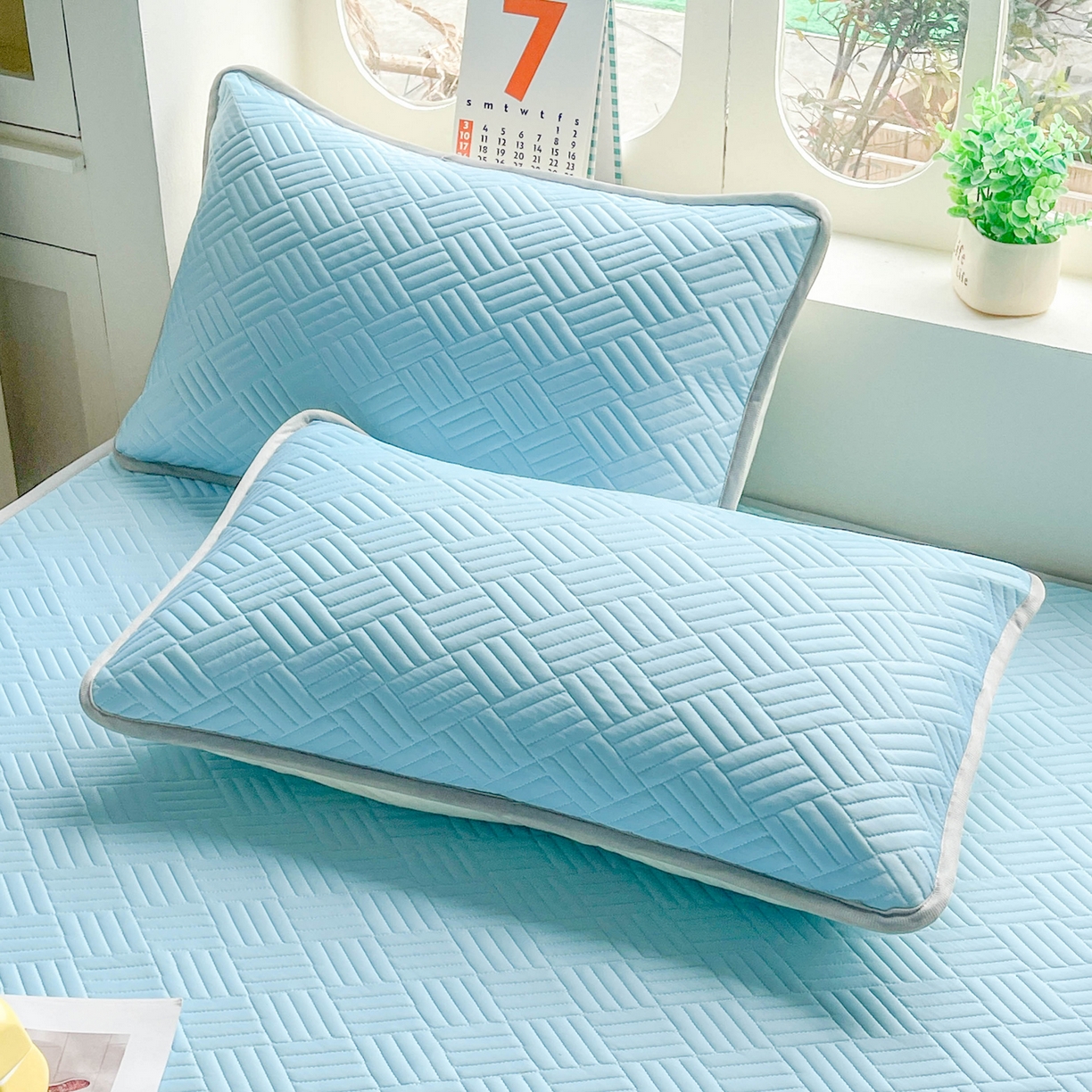 91家纺网 家纺一手货源 找家纺 丹本家纺 2026新款凉感夏被空调被凉席空调席冰丝席纯色床裙乳胶席三件套四件套菱形格 菱形格平铺款-天蓝