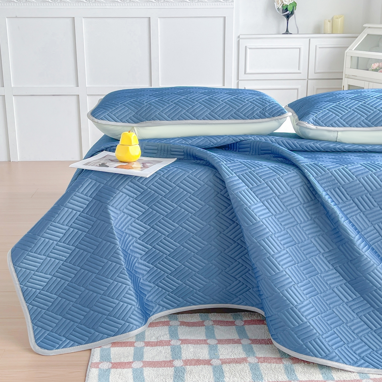 91家纺网 家纺一手货源 找家纺 丹本家纺 2026新款凉感夏被空调被凉席空调席冰丝席纯色床裙乳胶席三件套四件套菱形格 菱形格平铺款-深蓝