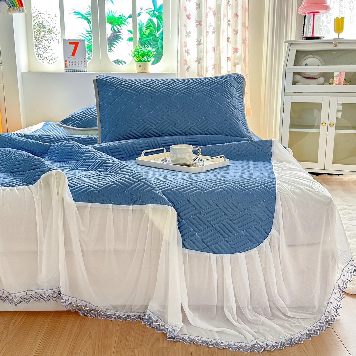 91家纺网 家纺一手货源 找家纺 丹本家纺 2026新款凉感夏被空调被凉席空调席冰丝席纯色床裙乳胶席三件套四件套菱形格 菱形格床裙款-深蓝