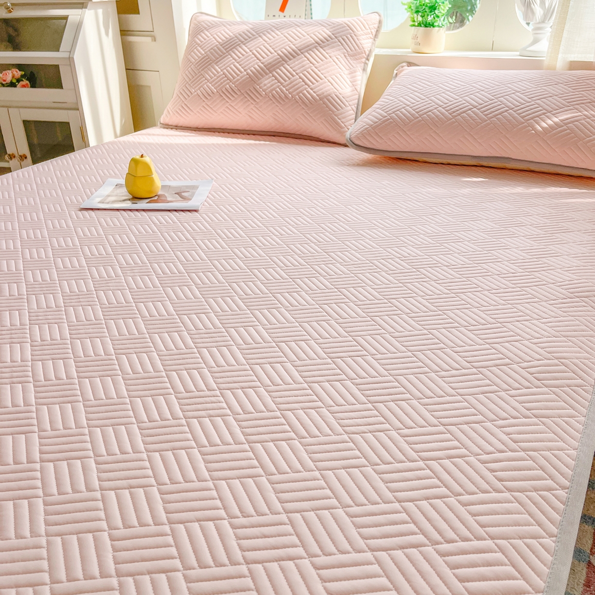 91家纺网 家纺一手货源 找家纺 丹本家纺 2026新款凉感夏被空调被凉席空调席冰丝席纯色床裙乳胶席三件套四件套菱形格 菱形格平铺款粉色