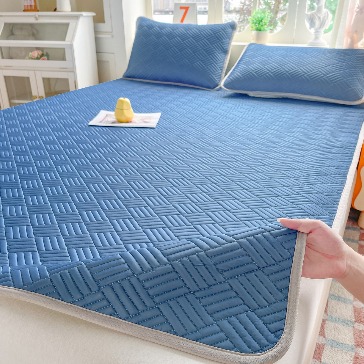 91家纺网 家纺一手货源 找家纺 丹本家纺 2026新款凉感夏被空调被凉席空调席冰丝席纯色床裙乳胶席三件套四件套菱形格 菱形格平铺款-深蓝