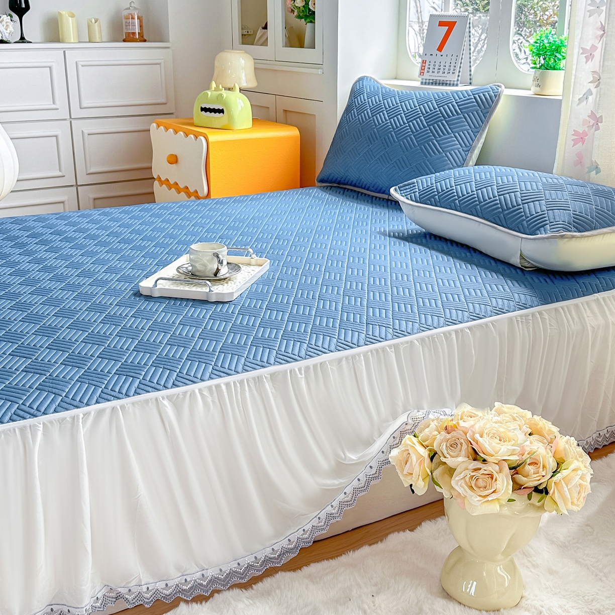 91家纺网 家纺一手货源 找家纺 丹本家纺 2026新款凉感夏被空调被凉席空调席冰丝席纯色床裙乳胶席三件套四件套菱形格 菱形格床裙款-深蓝