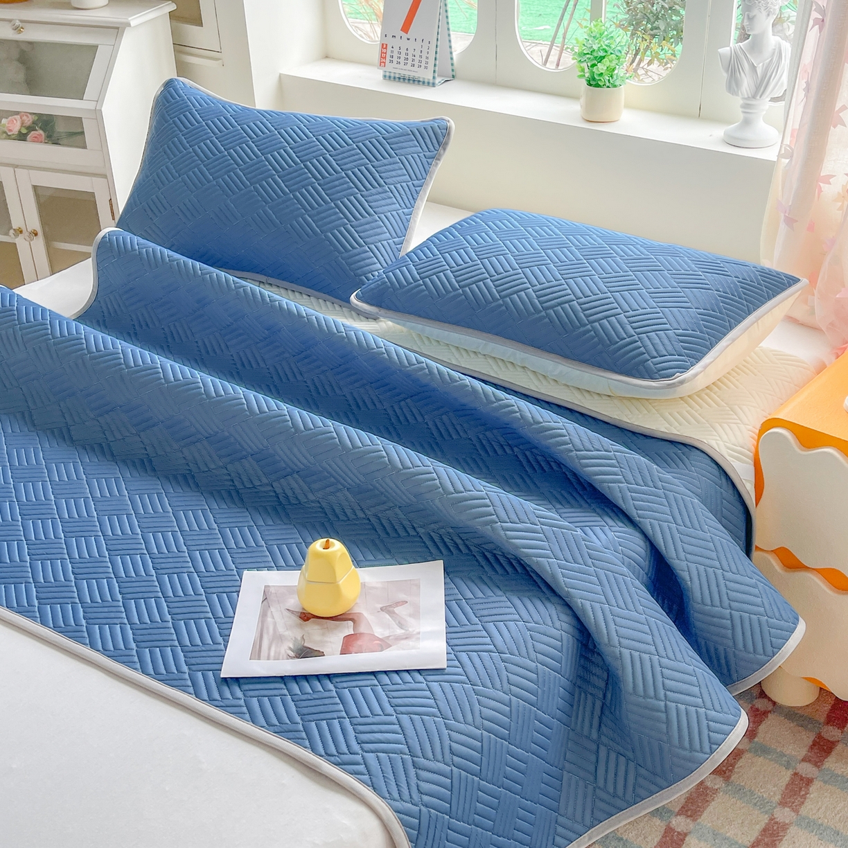 91家纺网 家纺一手货源 找家纺 丹本家纺 2026新款凉感夏被空调被凉席空调席冰丝席纯色床裙乳胶席三件套四件套菱形格 菱形格平铺款-深蓝