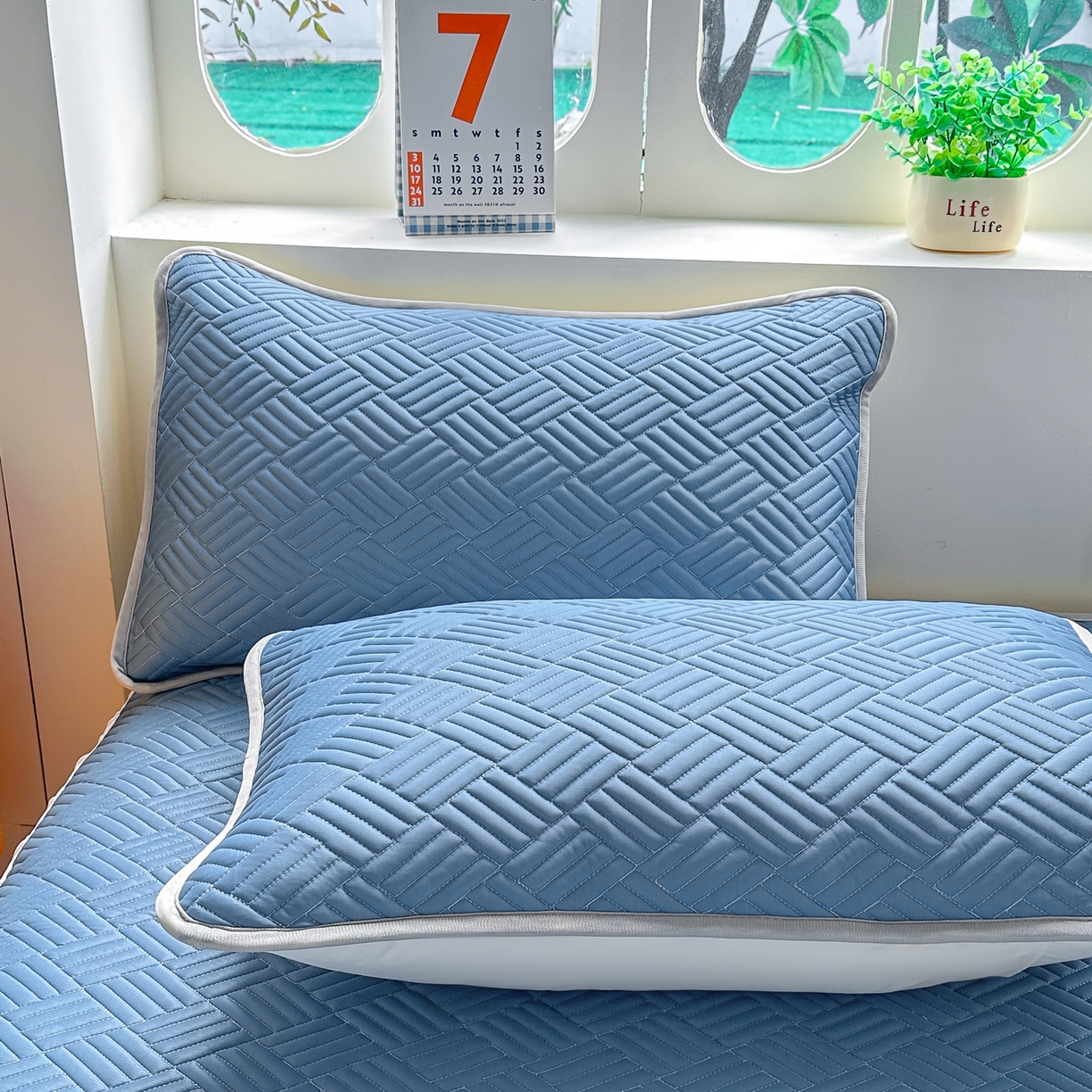 91家纺网 家纺一手货源 找家纺 丹本家纺 2026新款凉感夏被空调被凉席空调席冰丝席纯色床裙乳胶席三件套四件套菱形格 菱形格床裙款-深蓝