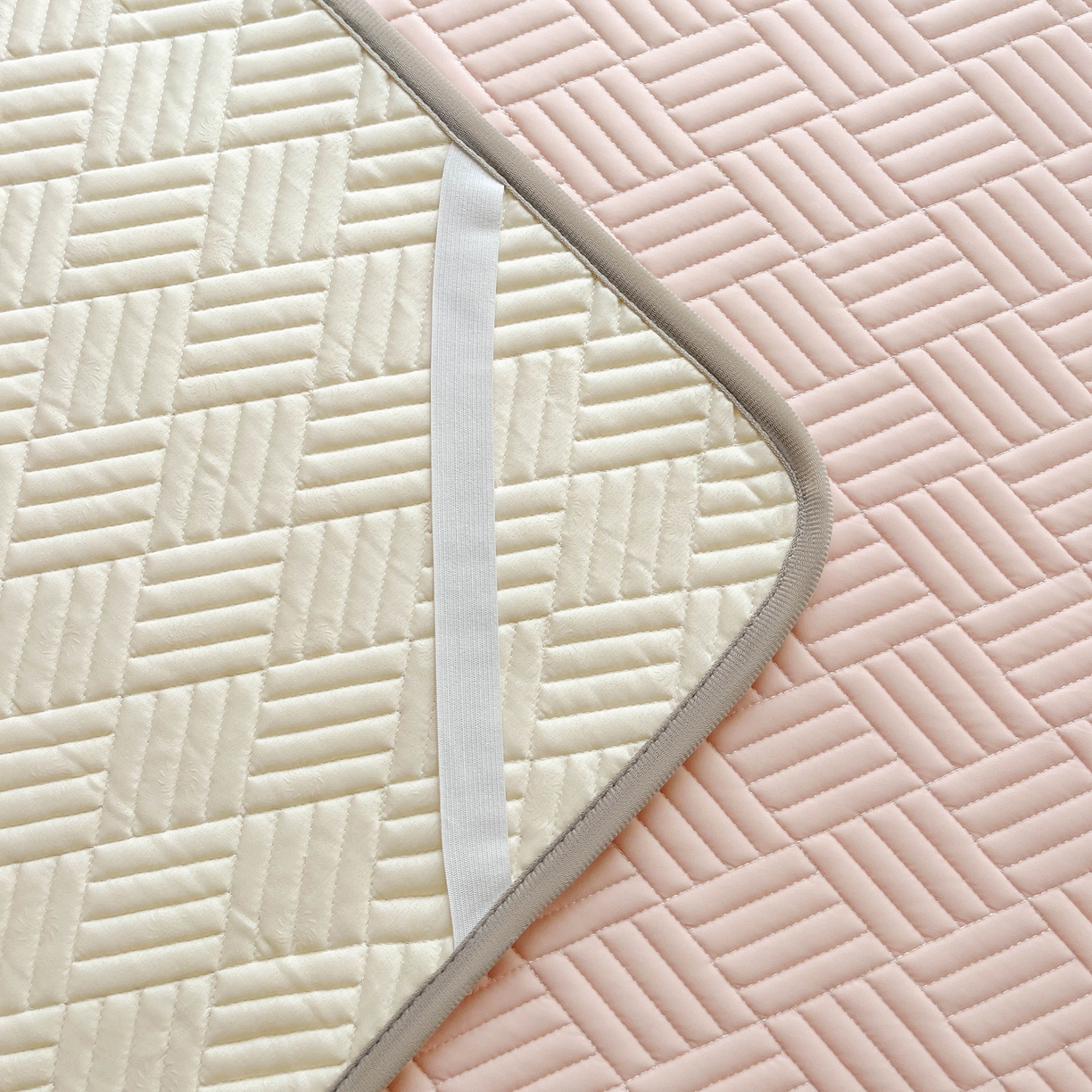 91家纺网 家纺一手货源 找家纺 丹本家纺 2026新款凉感夏被空调被凉席空调席冰丝席纯色床裙乳胶席三件套四件套菱形格 菱形格平铺款粉色