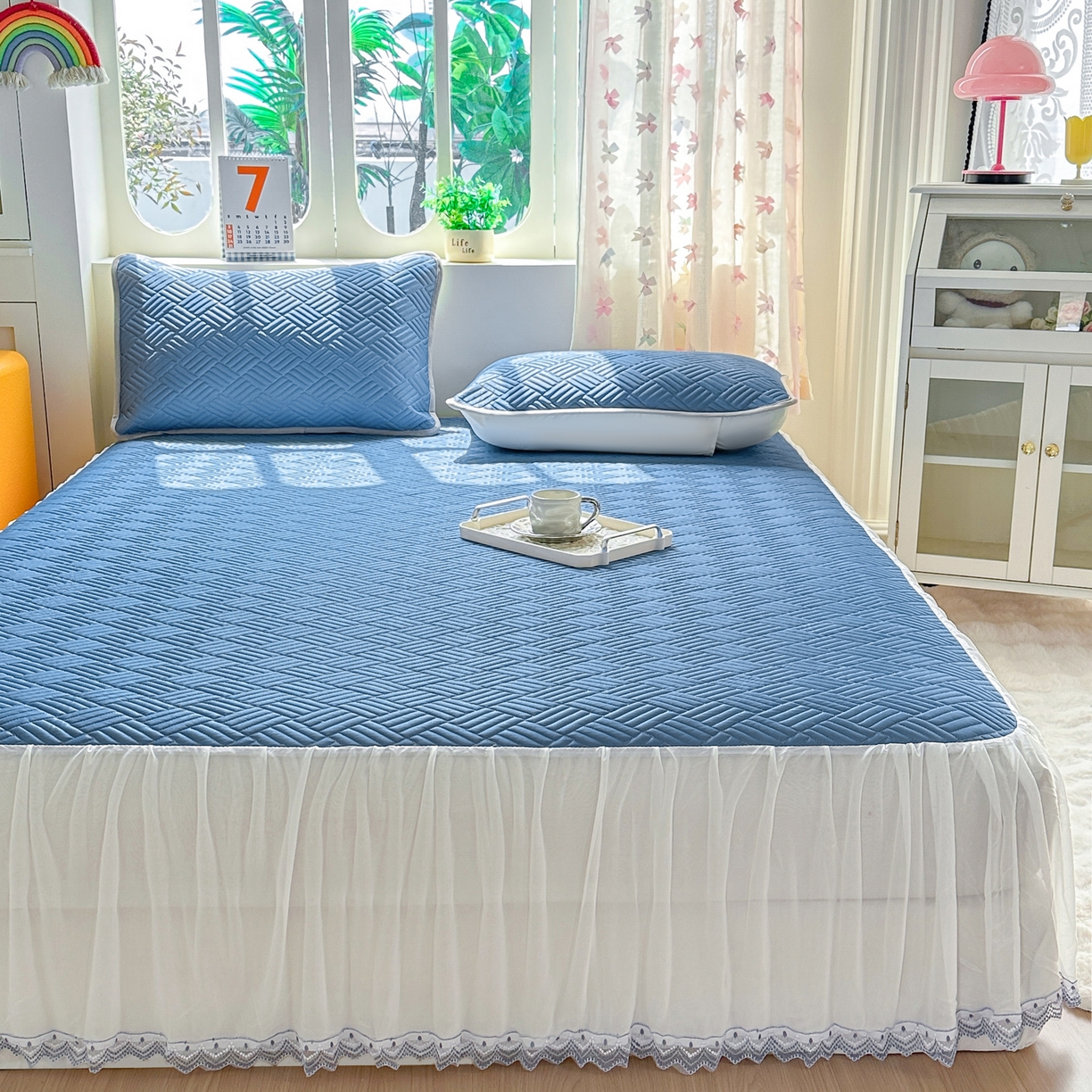 91家纺网 家纺一手货源 找家纺 丹本家纺 2026新款凉感夏被空调被凉席空调席冰丝席纯色床裙乳胶席三件套四件套菱形格 菱形格床裙款-深蓝