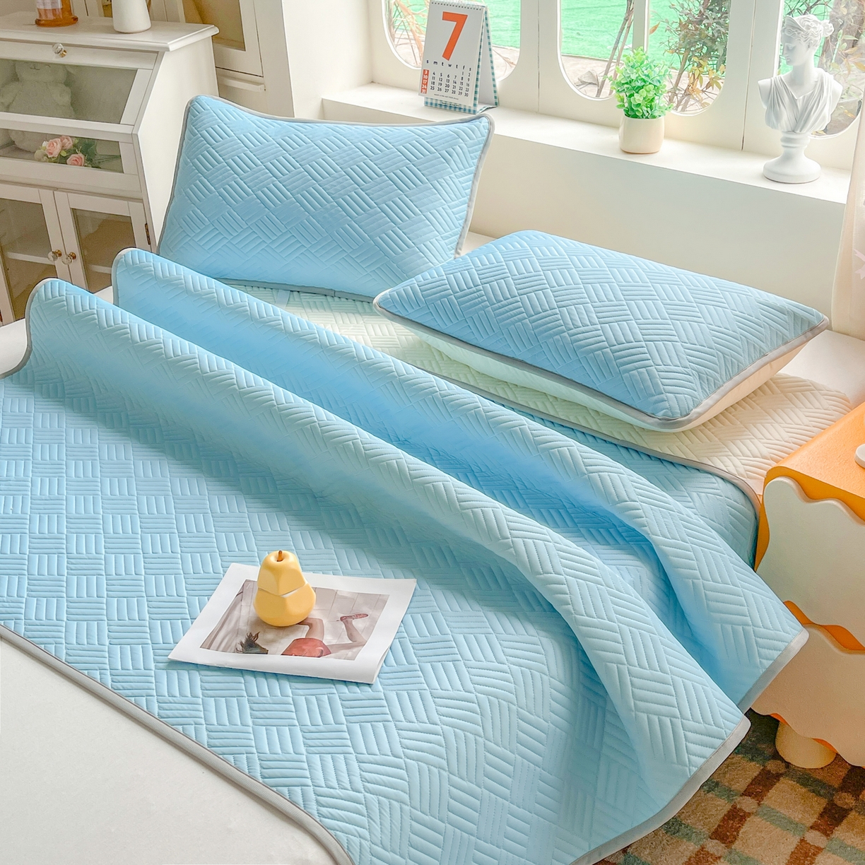 91家纺网 家纺一手货源 找家纺 丹本家纺 2026新款凉感夏被空调被凉席空调席冰丝席纯色床裙乳胶席三件套四件套菱形格 菱形格平铺款-天蓝