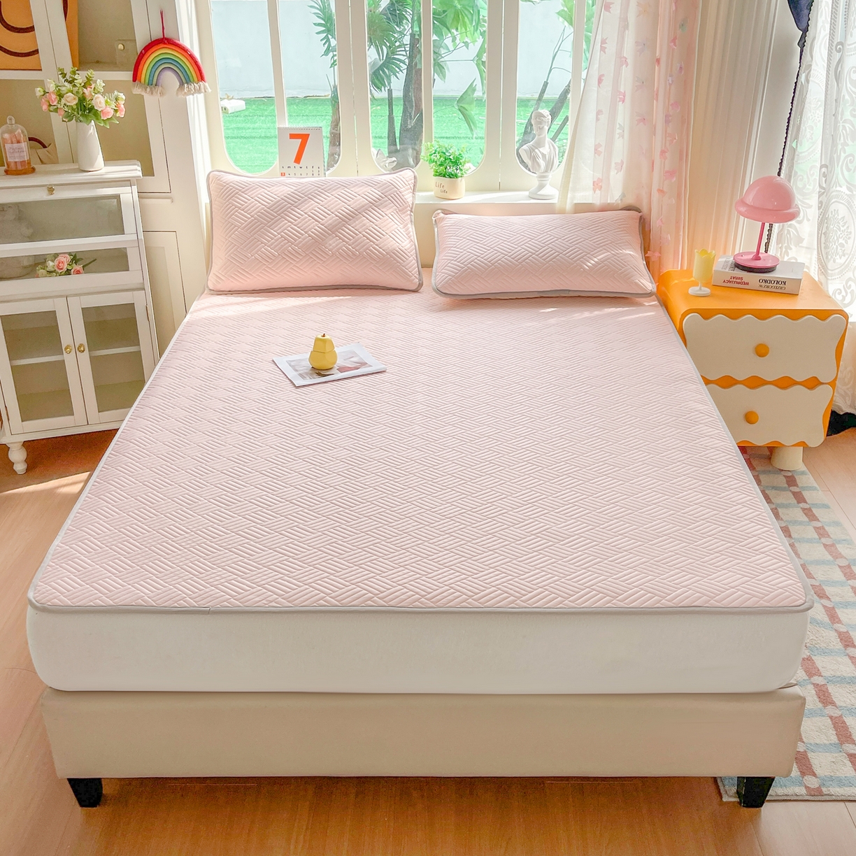 91家纺网 家纺一手货源 找家纺 丹本家纺 2026新款凉感夏被空调被凉席空调席冰丝席纯色床裙乳胶席三件套四件套菱形格 菱形格平铺款粉色