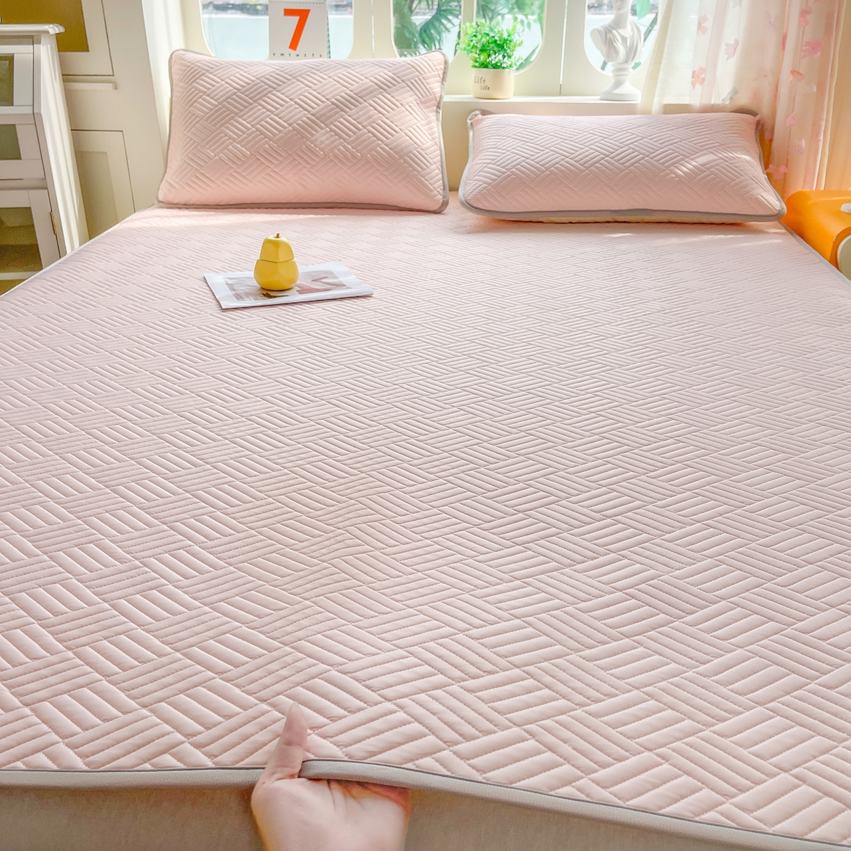 91家纺网 家纺一手货源 找家纺 丹本家纺 2026新款凉感夏被空调被凉席空调席冰丝席纯色床裙乳胶席三件套四件套菱形格 菱形格平铺款粉色