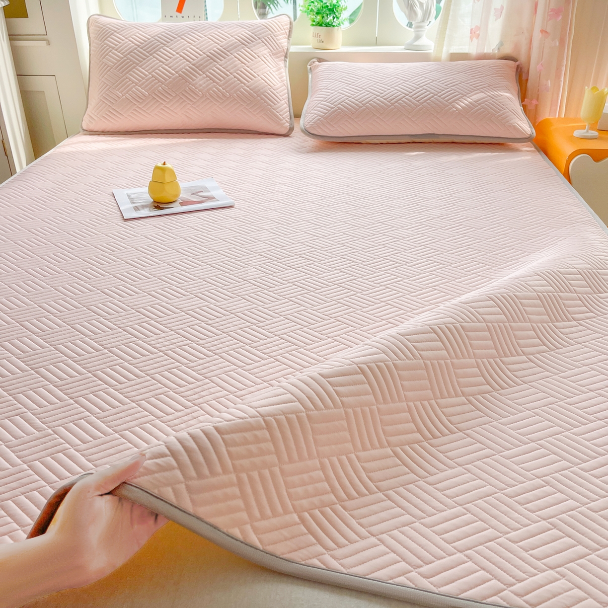 91家纺网 家纺一手货源 找家纺 丹本家纺 2026新款凉感夏被空调被凉席空调席冰丝席纯色床裙乳胶席三件套四件套菱形格 菱形格平铺款粉色