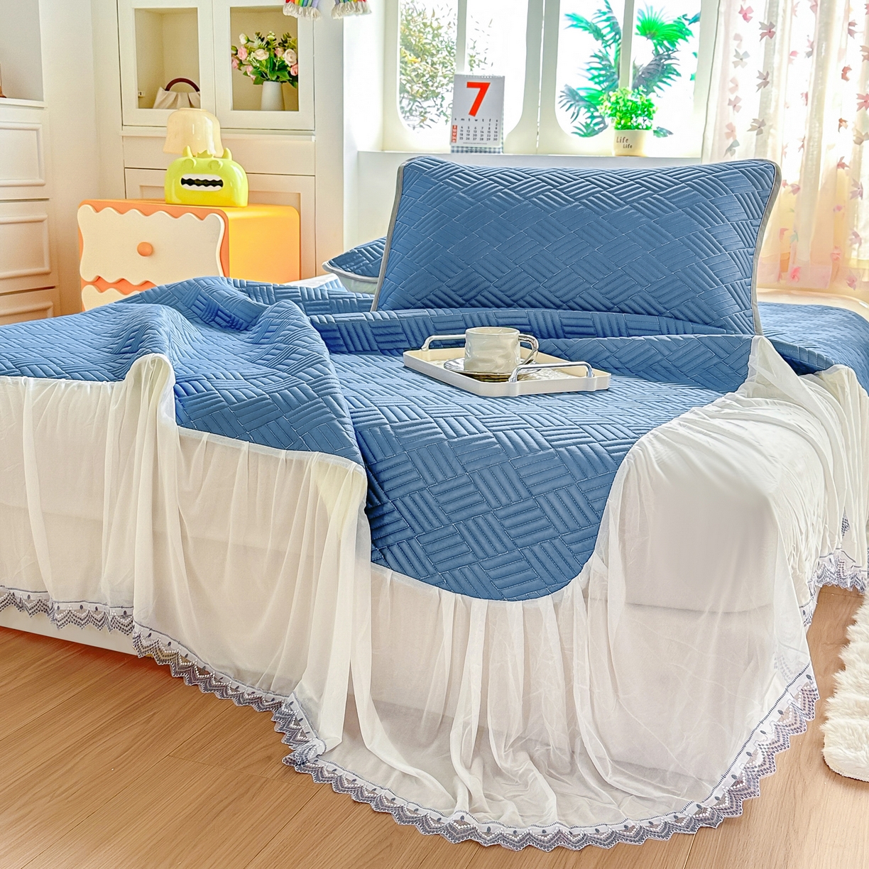 91家纺网 家纺一手货源 找家纺 丹本家纺 2026新款凉感夏被空调被凉席空调席冰丝席纯色床裙乳胶席三件套四件套菱形格 菱形格床裙款-深蓝