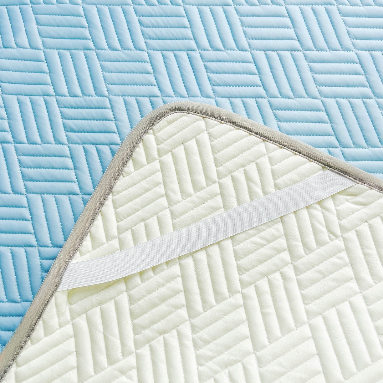 91家纺网 家纺一手货源 找家纺 丹本家纺 2026新款凉感夏被空调被凉席空调席冰丝席纯色床裙乳胶席三件套四件套菱形格 菱形格平铺款-天蓝