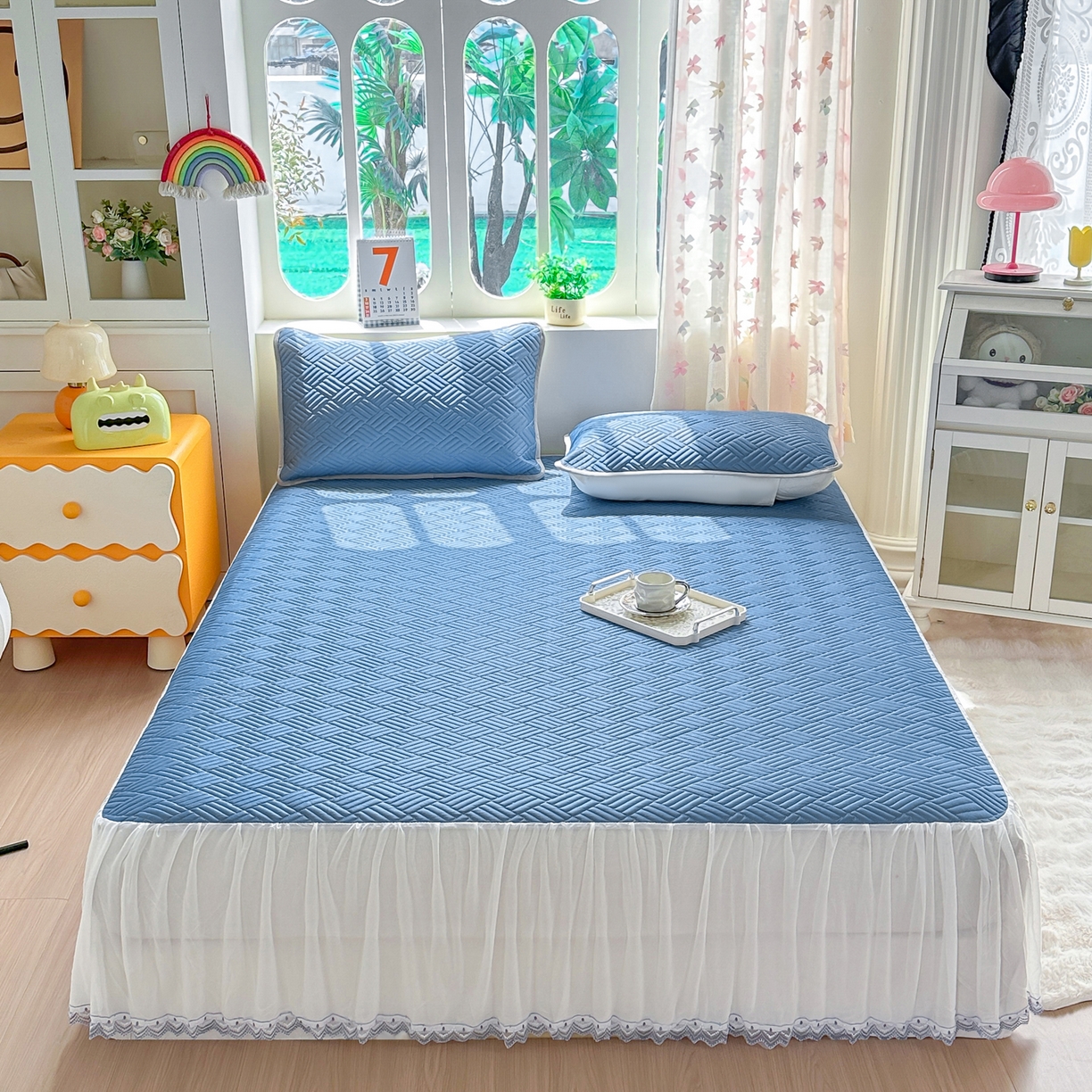 91家纺网 家纺一手货源 找家纺 丹本家纺 2026新款凉感夏被空调被凉席空调席冰丝席纯色床裙乳胶席三件套四件套菱形格 菱形格床裙款-深蓝