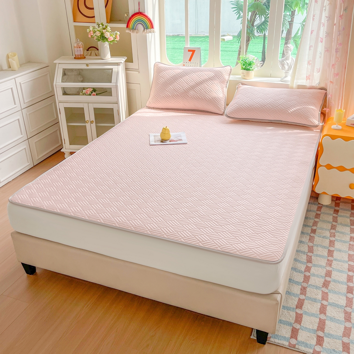 91家纺网 家纺一手货源 找家纺 丹本家纺 2026新款凉感夏被空调被凉席空调席冰丝席纯色床裙乳胶席三件套四件套菱形格 菱形格平铺款粉色