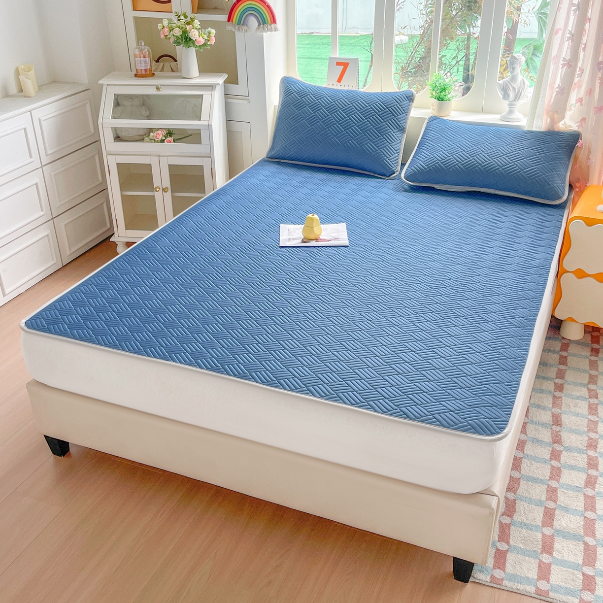 91家纺网 家纺一手货源 找家纺 丹本家纺 2026新款凉感夏被空调被凉席空调席冰丝席纯色床裙乳胶席三件套四件套菱形格 菱形格平铺款-深蓝