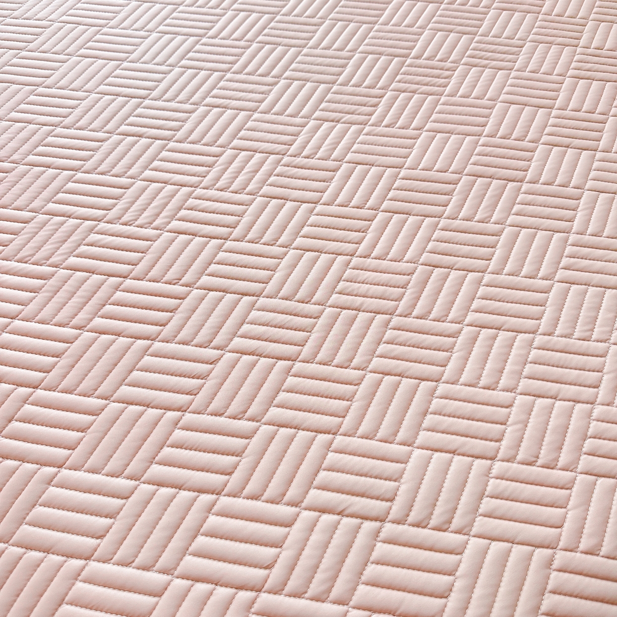 91家纺网 家纺一手货源 找家纺 丹本家纺 2026新款凉感夏被空调被凉席空调席冰丝席纯色床裙乳胶席三件套四件套菱形格 菱形格床裙款-粉色