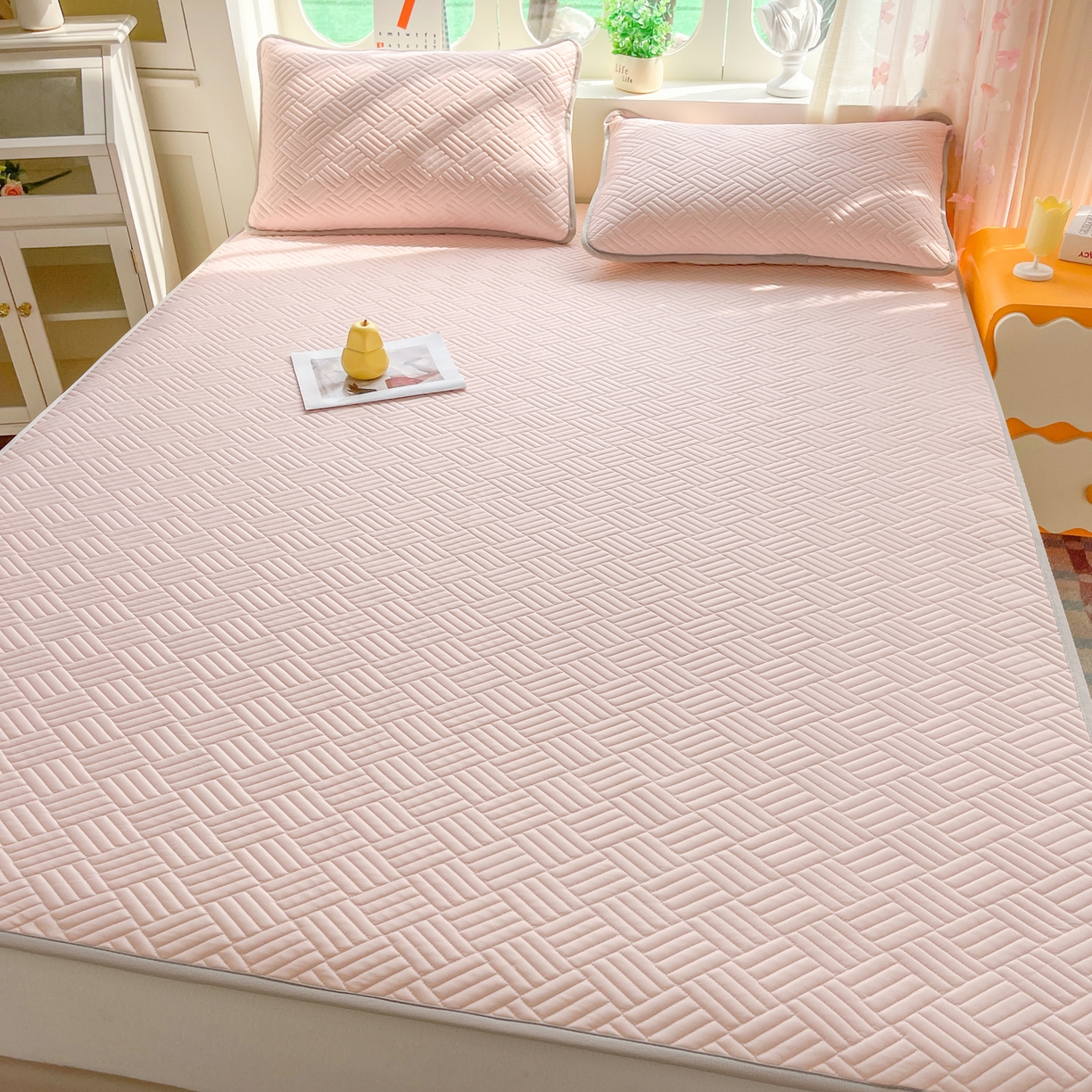 91家纺网 家纺一手货源 找家纺 丹本家纺 2026新款凉感夏被空调被凉席空调席冰丝席纯色床裙乳胶席三件套四件套菱形格 菱形格平铺款粉色