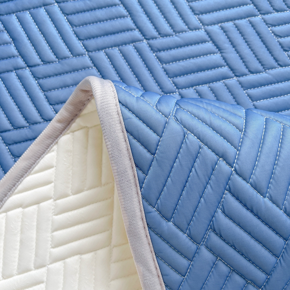 91家纺网 家纺一手货源 找家纺 丹本家纺 2026新款凉感夏被空调被凉席空调席冰丝席纯色床裙乳胶席三件套四件套菱形格 菱形格平铺款-深蓝