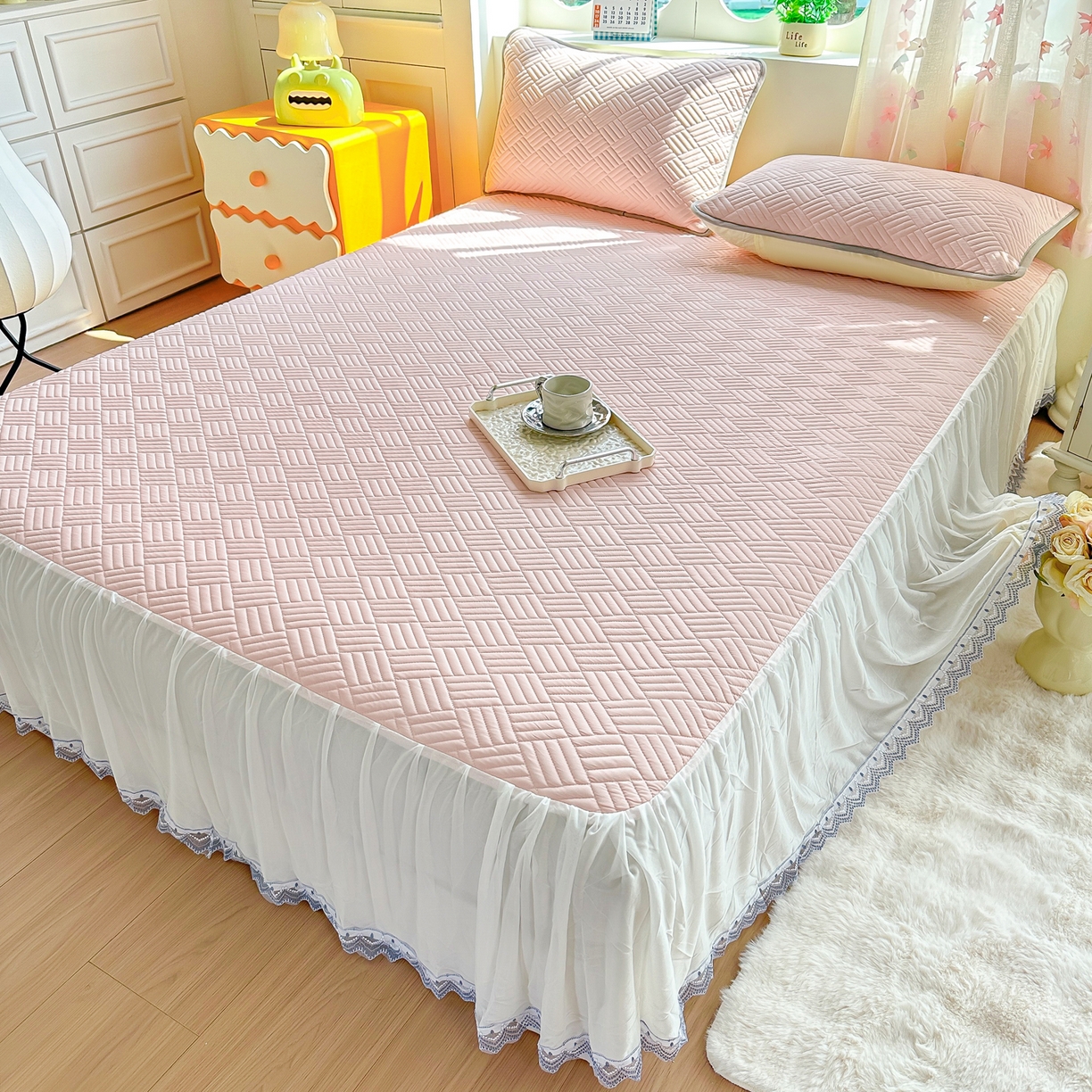 91家纺网 家纺一手货源 找家纺 丹本家纺 2026新款凉感夏被空调被凉席空调席冰丝席纯色床裙乳胶席三件套四件套菱形格 菱形格床裙款-粉色