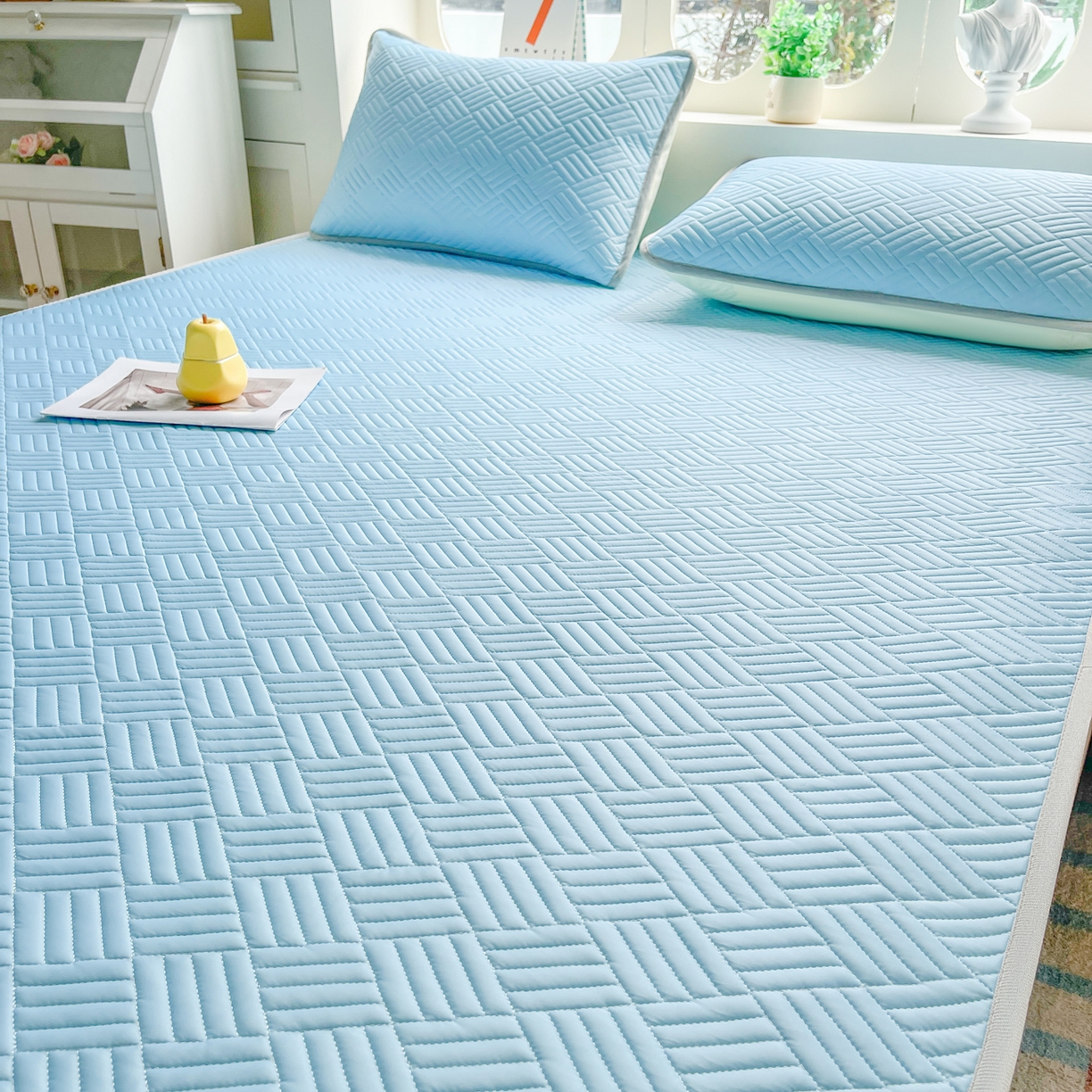 91家纺网 家纺一手货源 找家纺 丹本家纺 2026新款凉感夏被空调被凉席空调席冰丝席纯色床裙乳胶席三件套四件套菱形格 菱形格平铺款-天蓝