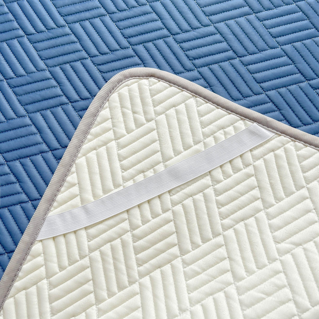 91家纺网 家纺一手货源 找家纺 丹本家纺 2026新款凉感夏被空调被凉席空调席冰丝席纯色床裙乳胶席三件套四件套菱形格 菱形格平铺款-深蓝