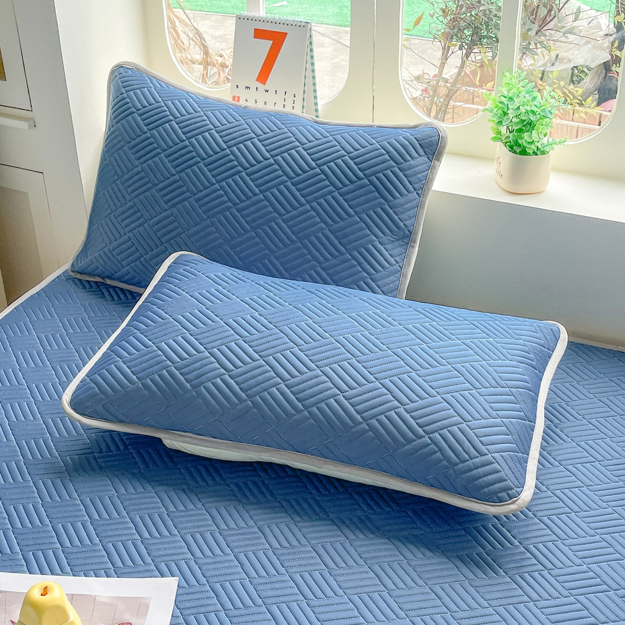 91家纺网 家纺一手货源 找家纺 丹本家纺 2026新款凉感夏被空调被凉席空调席冰丝席纯色床裙乳胶席三件套四件套菱形格 菱形格平铺款-深蓝