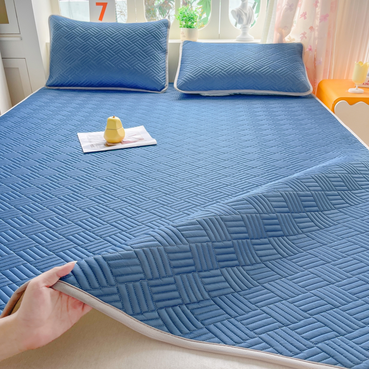 91家纺网 家纺一手货源 找家纺 丹本家纺 2026新款凉感夏被空调被凉席空调席冰丝席纯色床裙乳胶席三件套四件套菱形格 菱形格平铺款-深蓝