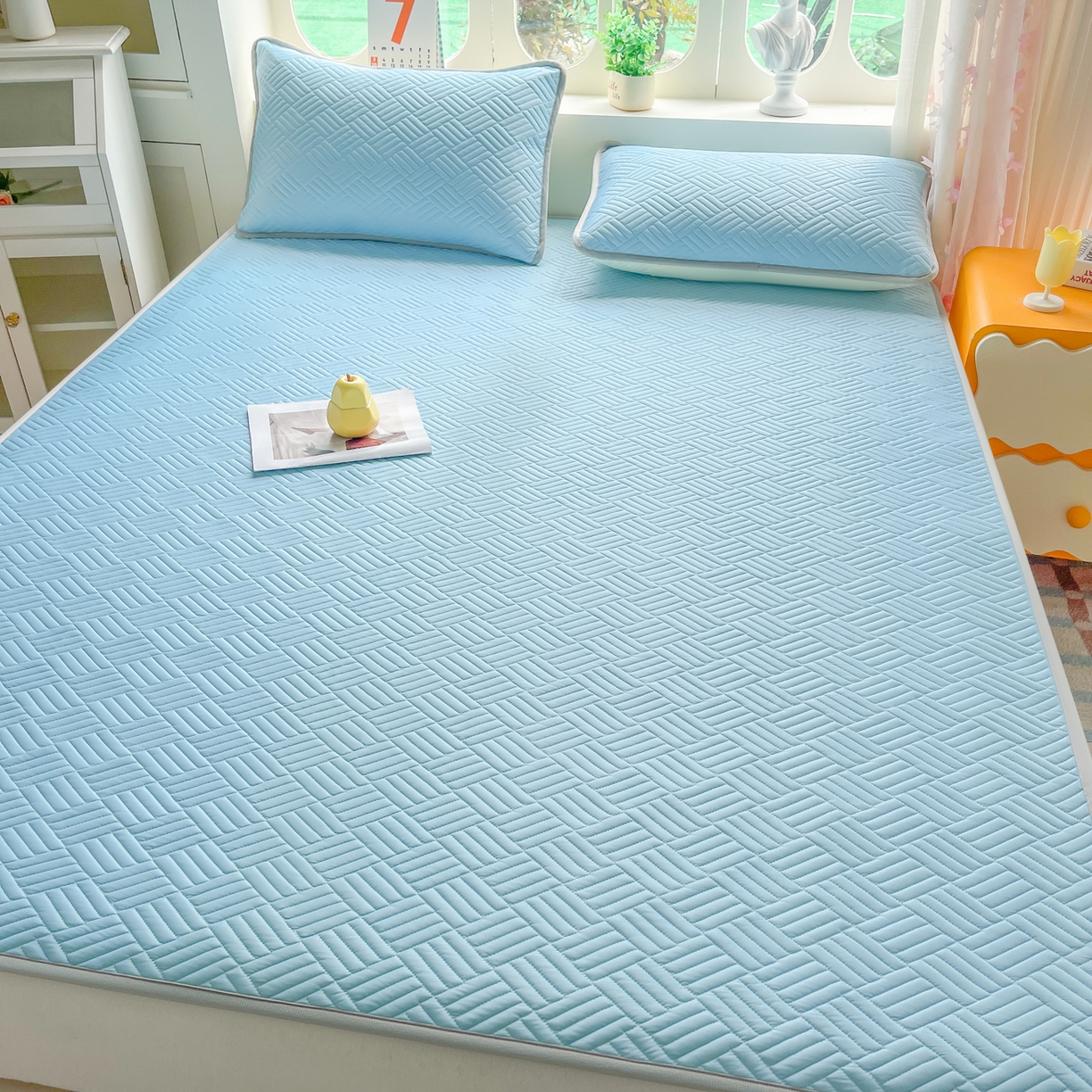 91家纺网 家纺一手货源 找家纺 丹本家纺 2026新款凉感夏被空调被凉席空调席冰丝席纯色床裙乳胶席三件套四件套菱形格 菱形格平铺款-天蓝