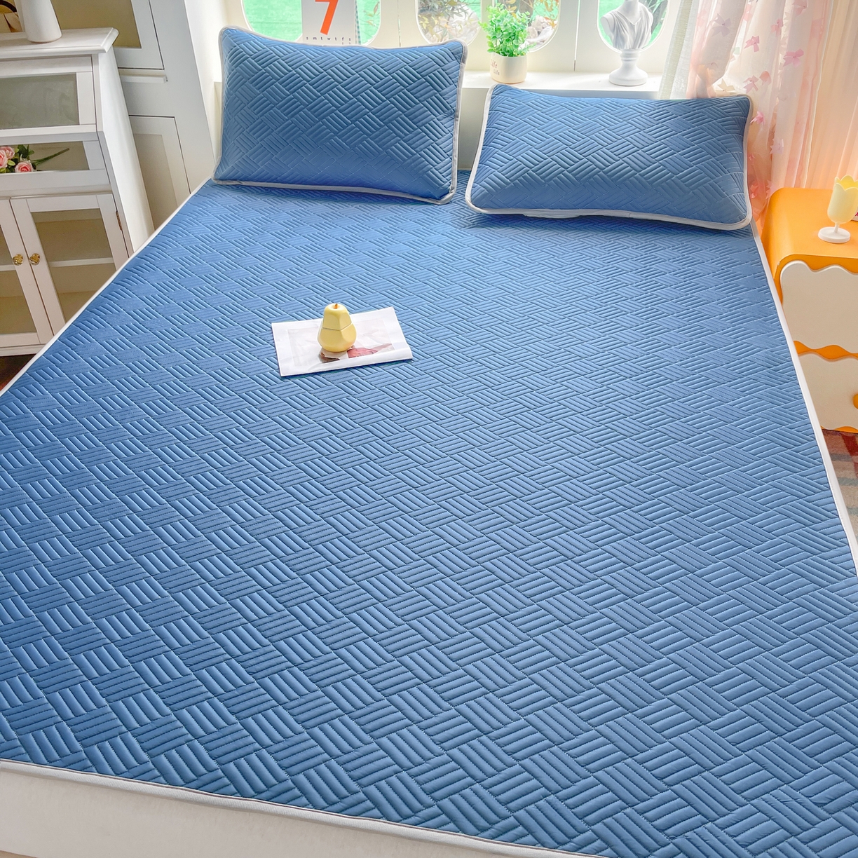 91家纺网 家纺一手货源 找家纺 丹本家纺 2026新款凉感夏被空调被凉席空调席冰丝席纯色床裙乳胶席三件套四件套菱形格 菱形格平铺款-深蓝