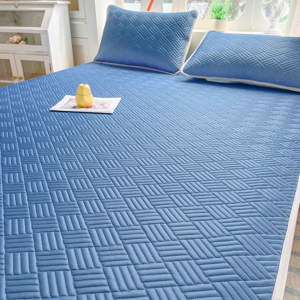 91家纺网 家纺一手货源 找家纺 丹本家纺 2026新款凉感夏被空调被凉席空调席冰丝席纯色床裙乳胶席三件套四件套菱形格 菱形格平铺款-深蓝