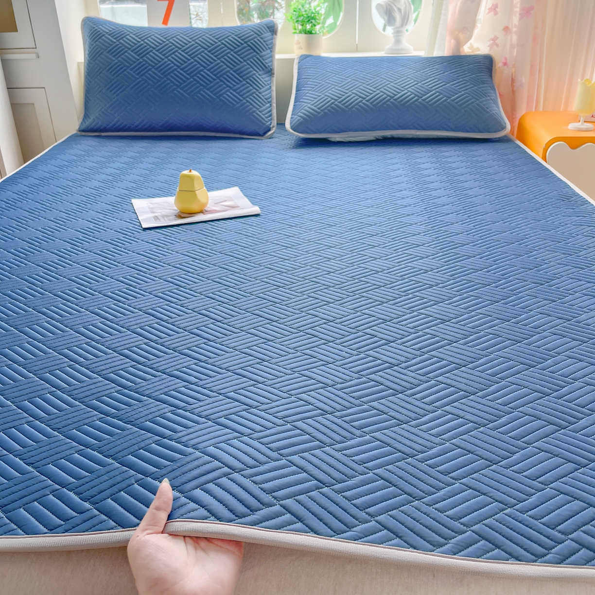 91家纺网 家纺一手货源 找家纺 丹本家纺 2026新款凉感夏被空调被凉席空调席冰丝席纯色床裙乳胶席三件套四件套菱形格 菱形格平铺款-深蓝