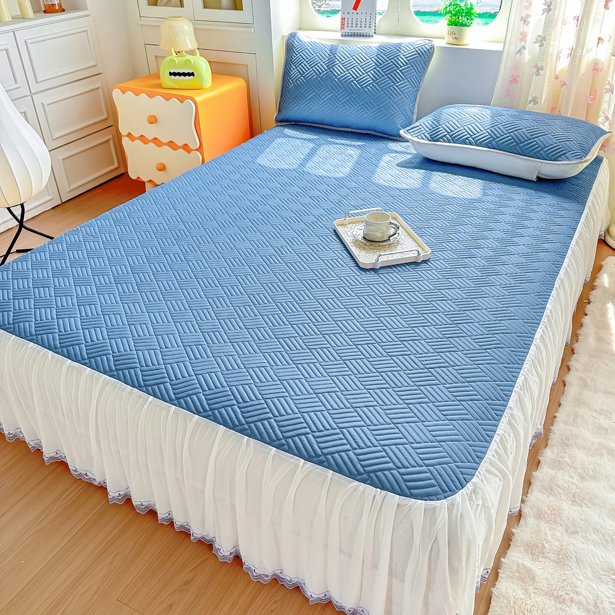 91家纺网 家纺一手货源 找家纺 丹本家纺 2026新款凉感夏被空调被凉席空调席冰丝席纯色床裙乳胶席三件套四件套菱形格 菱形格床裙款-深蓝