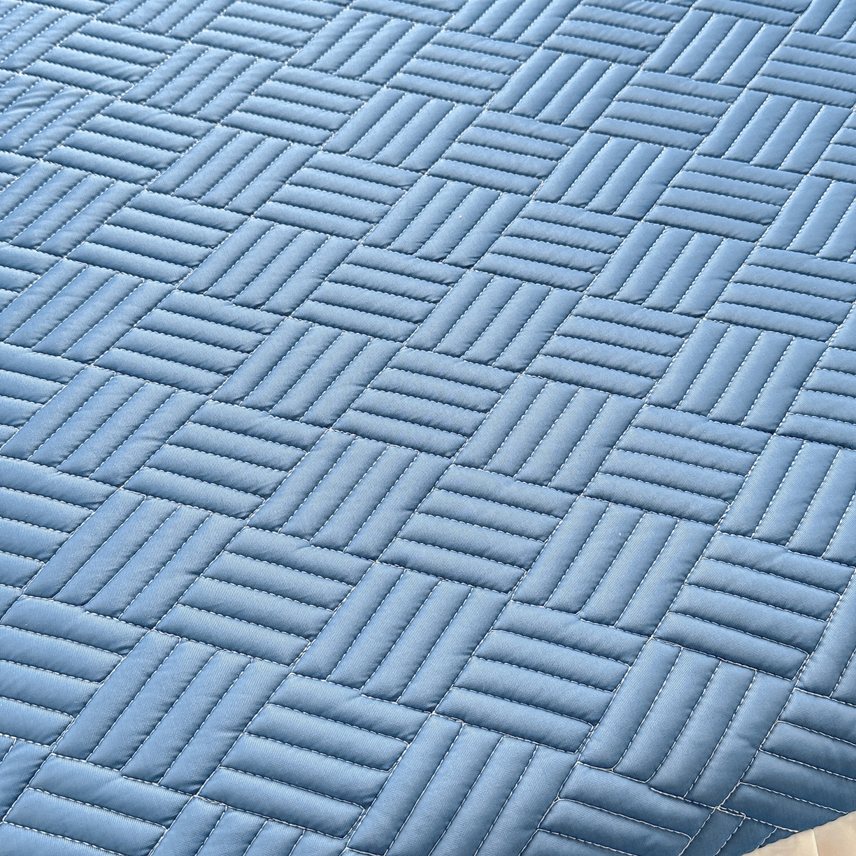 91家纺网 家纺一手货源 找家纺 丹本家纺 2026新款凉感夏被空调被凉席空调席冰丝席纯色床裙乳胶席三件套四件套菱形格 菱形格床裙款-深蓝