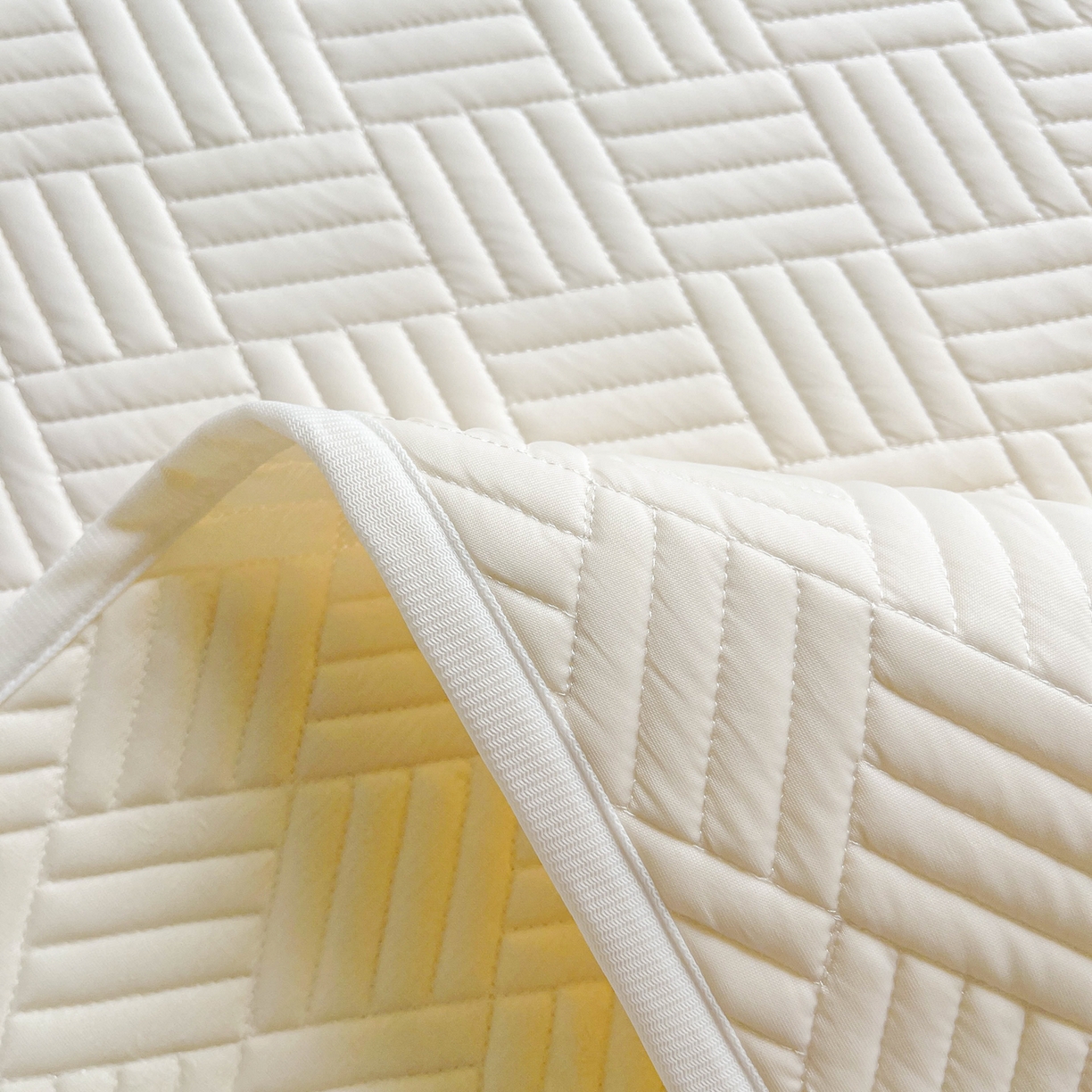 91家纺网 家纺一手货源 找家纺 丹本家纺 2026新款凉感夏被空调被凉席空调席冰丝席纯色床裙乳胶席三件套四件套菱形格 菱形格平铺款-米白