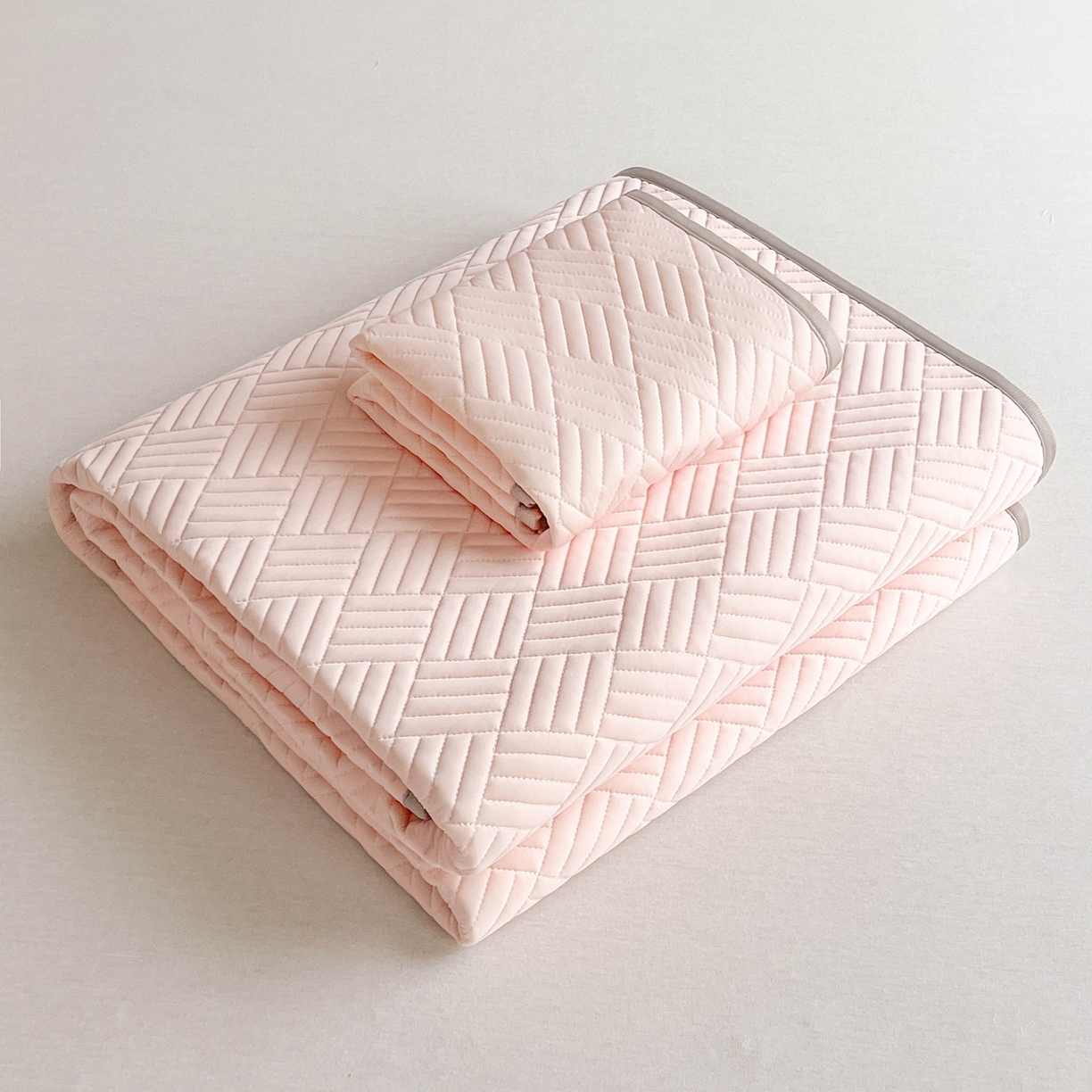 91家纺网 家纺一手货源 找家纺 丹本家纺 2026新款凉感夏被空调被凉席空调席冰丝席纯色床裙乳胶席三件套四件套菱形格 菱形格平铺款粉色