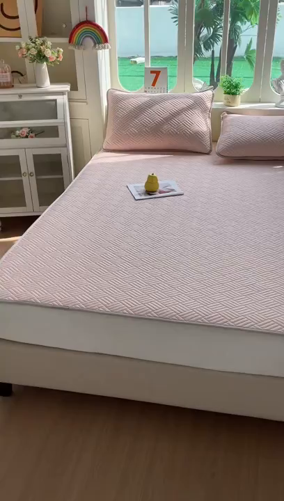 91家纺网 家纺一手货源 找家纺 丹本家纺 2026新款凉感夏被空调被凉席空调席冰丝席纯色床裙乳胶席三件套四件套菱形格 菱形格平铺款粉色