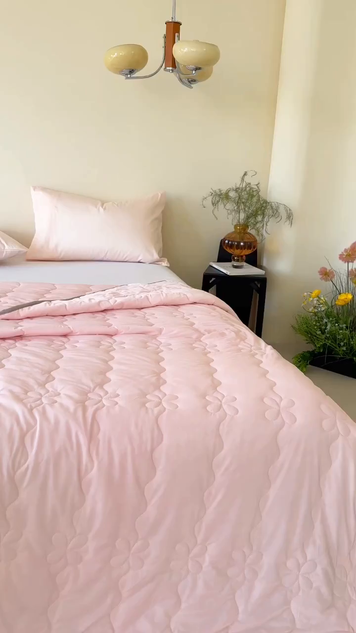 91家纺网 家纺一手货源 找家纺 丹本家纺 2026新款凉感夏被空调被凉席空调席冰丝席纯色床裙乳胶席三件套四件套菱形格 夏被-粉色