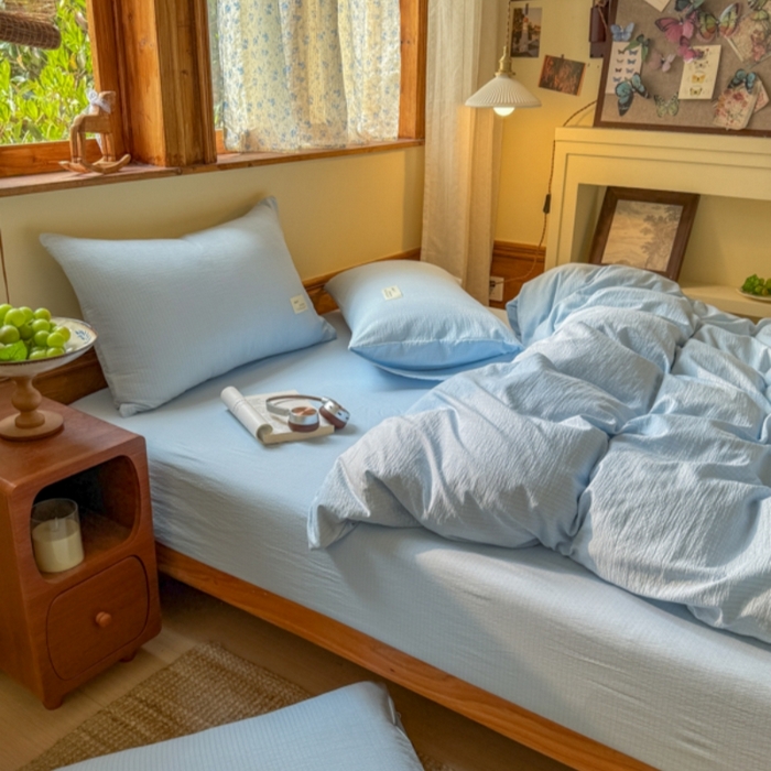 91家纺网 家纺一手货源 找家纺 雅阁尔家纺 2026新款极简纯色老钱风泡芙纱布贴四件套床单床笠款四件套学生宿舍三件套单被套 海盐奶蓝