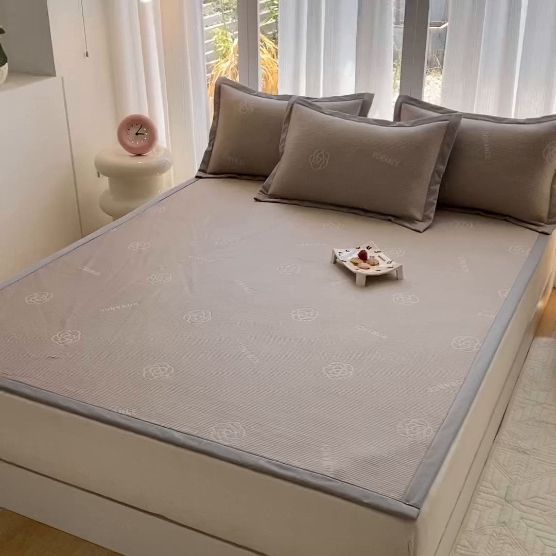 91家纺网 家纺一手货源 找家纺 宇淳国际 2026新款PE凉感三明治复合床笠三件套-玫瑰花系列 玫瑰咖