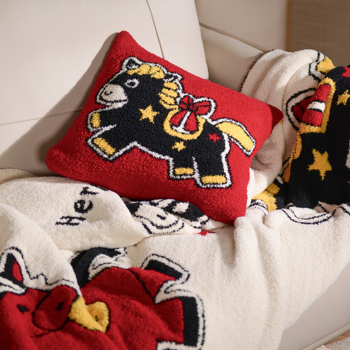 91家纺网 家纺一手货源 找家纺 苏艺针织盖毯 2026新款艺术家居超柔半边绒A类针织毯披肩多功能盖毯礼物终端控价 赫尔墨斯与伙伴毯子