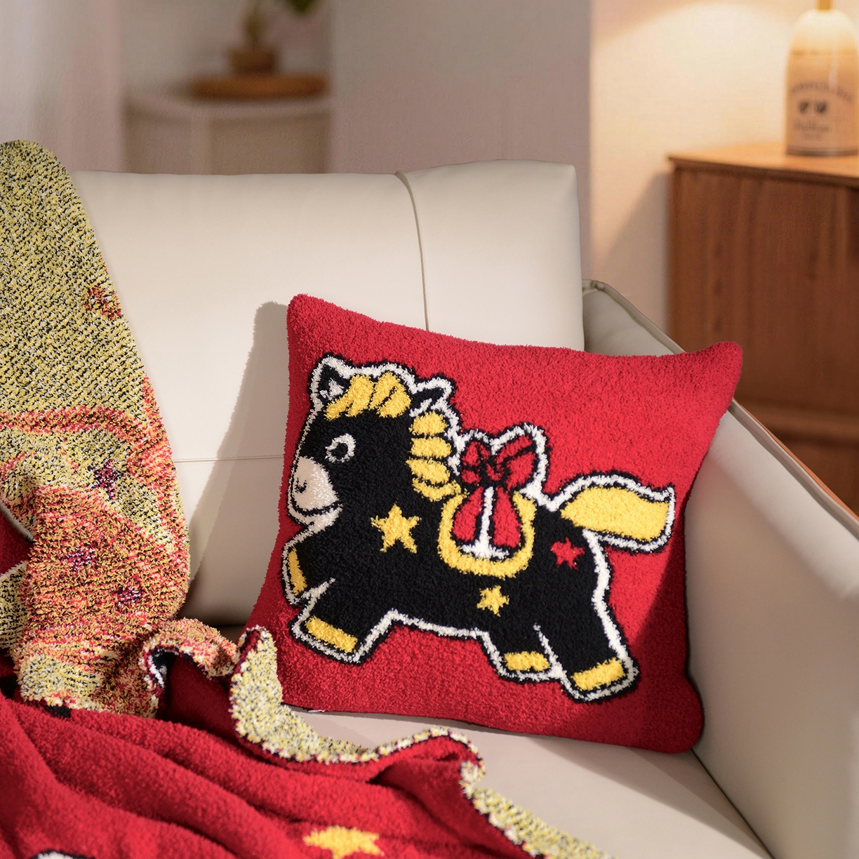 91家纺网 家纺一手货源 找家纺 苏艺针织盖毯 2026新款艺术家居超柔半边绒A类针织毯披肩多功能盖毯礼物终端控价 赫尔墨斯与伙伴（红）毯子