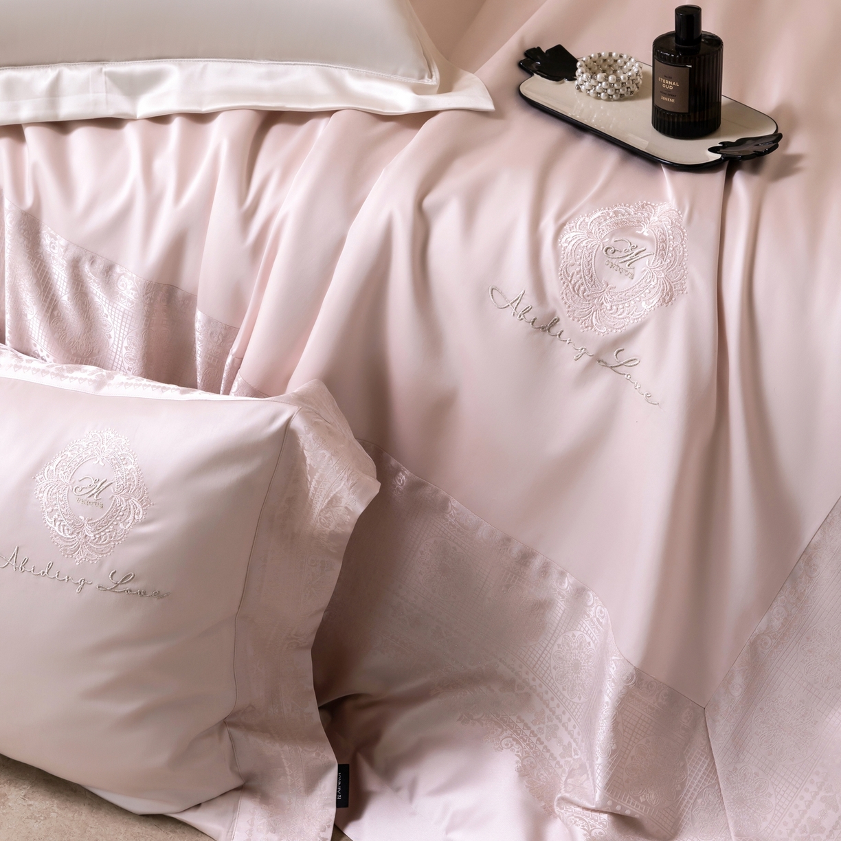 91家纺网 家纺一手货源 找家纺 （总）馨蕊家居 2026春夏新款100S全棉纯棉高精密提花刺绣四件套-赫本