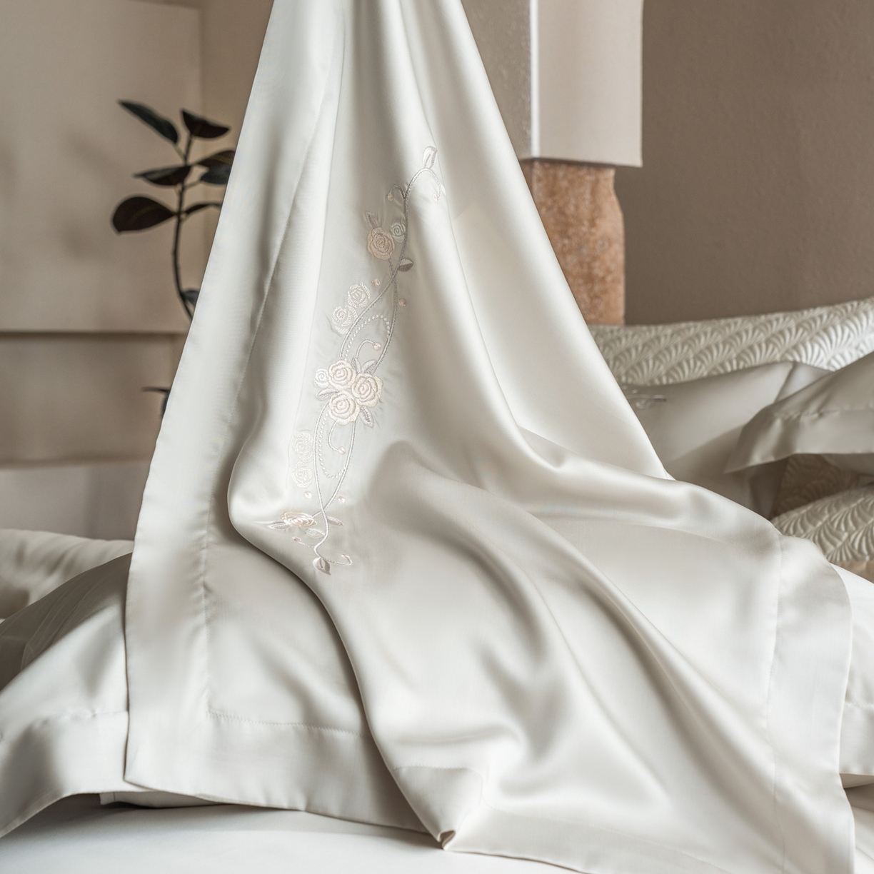 91家纺网 家纺一手货源 找家纺 时亿家居 2026春夏新款兰精天丝四件套-夏玫瑰系列 夏玫瑰-云阶灰